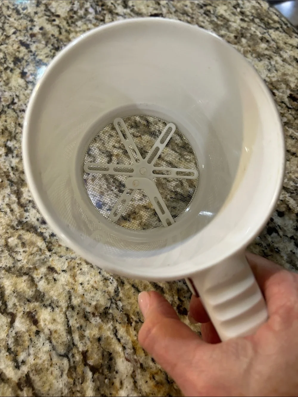 hand-squeeze flour sifter. It is used in baking to mix ingredients